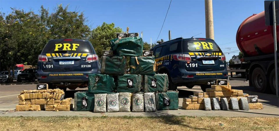 PRF apreende mais de 460 tabletes de drogas em caminhão-tanque