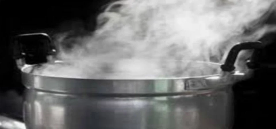 Mãe é presa por jogar água quente no filho de 10 anos