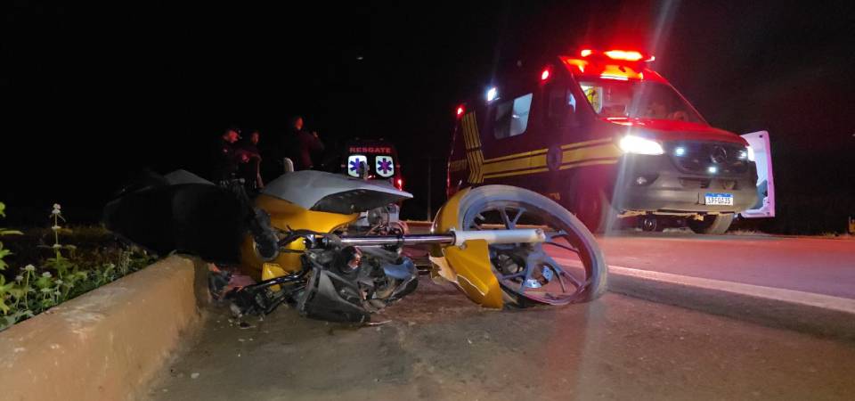 Motociclista morre e mulher fica ferida após colisão com vaca na MT-242