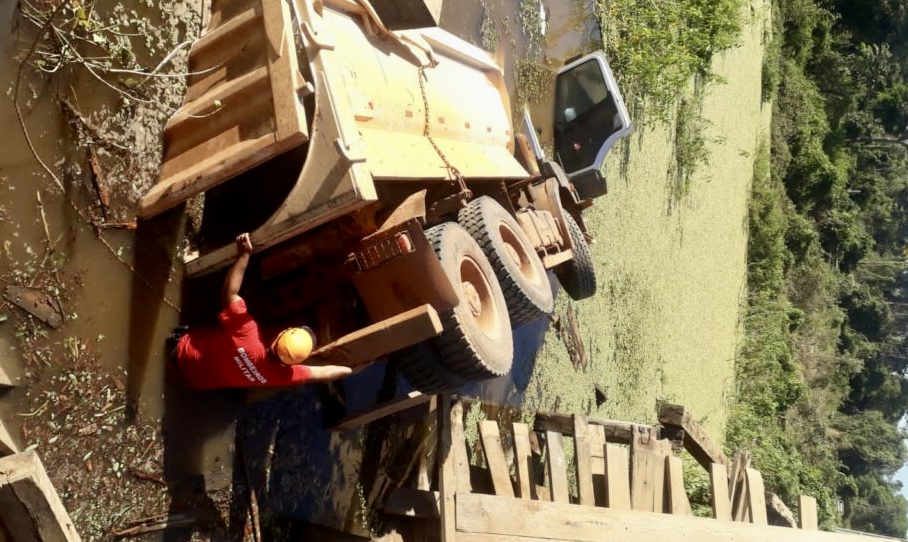 Ponte de madeira cede, caminhão cai em rio e dois homens morrem