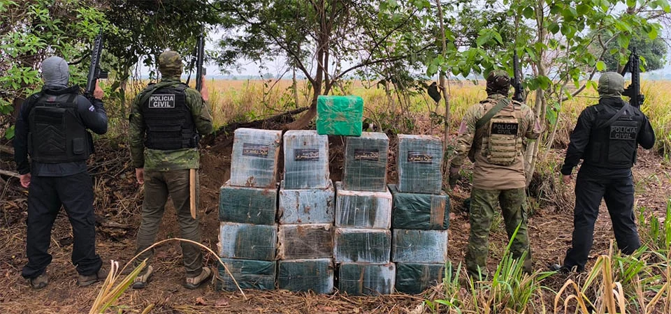 Polícia Civil apreende 500 tabletes de cocaína enterrados em sítio