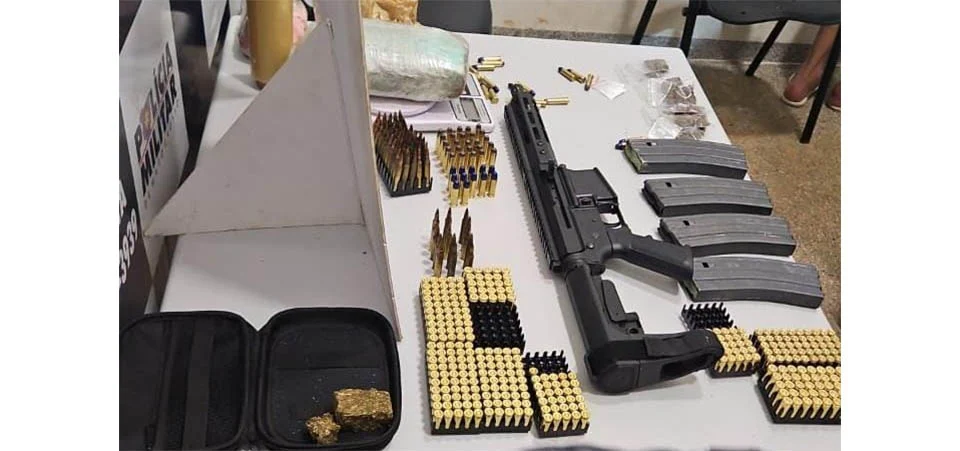 Polícia Militar apreende fuzil, 446 munições e prende suspeito por associação criminosa