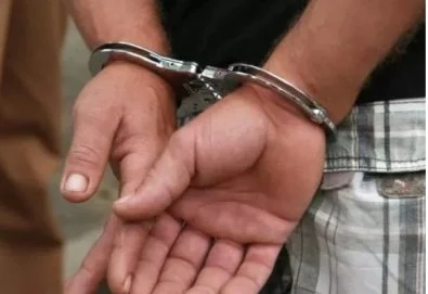 Filho joga etanol na mãe e ameaça matá-la queimada