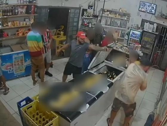 Homem é morto a tiros por engano em conveniência