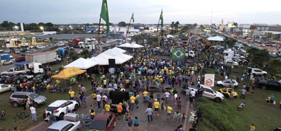 Caminhoneiros e população fecham rodovias e protestam em 26 Estados