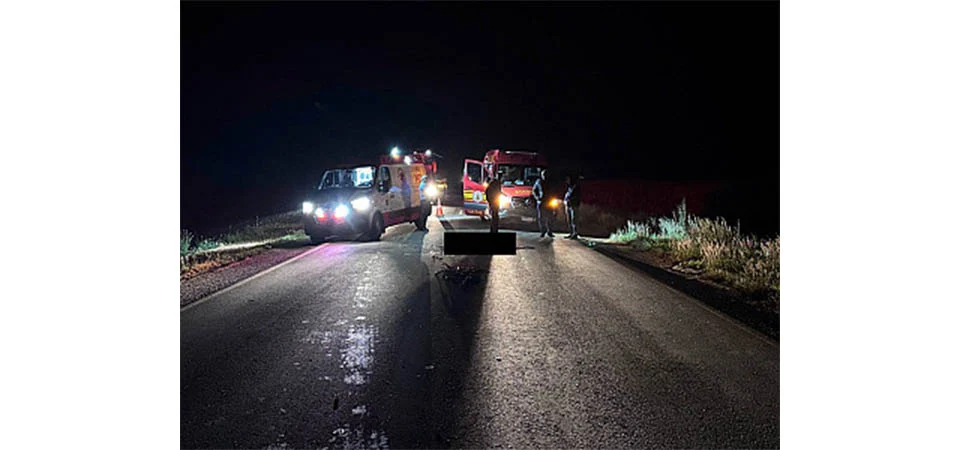 Motorista tenta ultrapassagem e morre em batida com caminhão