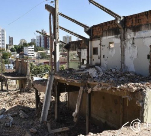 Mulher é estuprada, agredida e ameaçada por morador de rua após uso de droga na Ilha da Banana