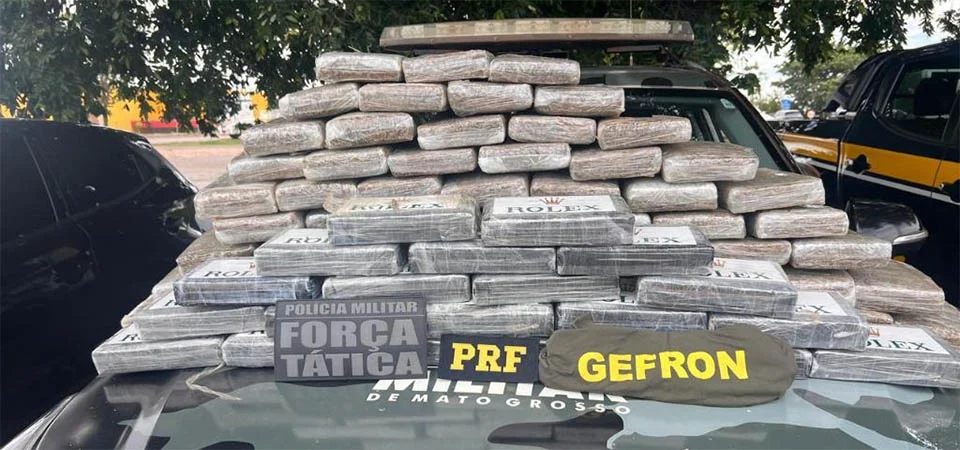 Ação integrada apreende 79 tabletes de drogas em veículo parado em posto de combustível