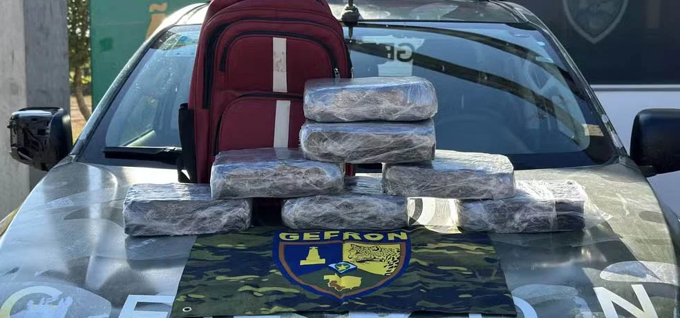 Adolescente estrangeiro é apreendido em ônibus escolar com supermaconha na mochila