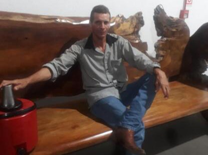 Filho não aceita relacionamento da mãe e mata namorado dela a facadas