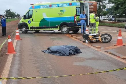 Jovem de 22 anos tenta ultrapassar e morre ao bater em caminhão