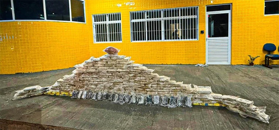 PRF apreende mais de 200 tabletes de drogas ocultos em carreta