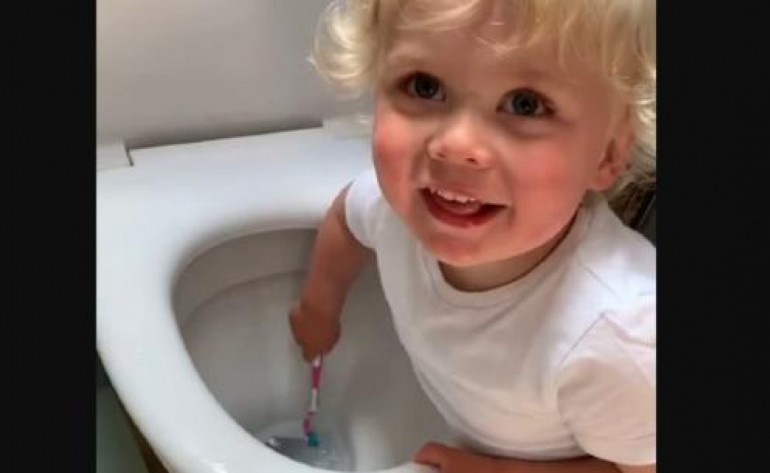 Mãe flagra filho limpando a privada de casa com sua escova de dente