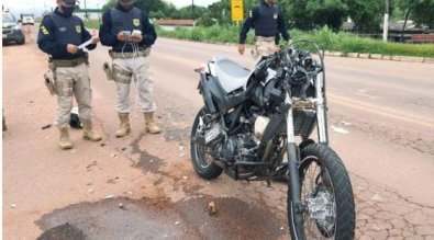 Acidente de moto potente e carro mata rapaz em rodovia