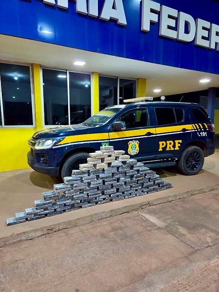 PRF encontra 126 tabletes de drogas escondidos em carro levado por caminhão cegonha