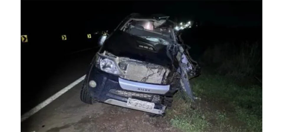 Idoso de 86 anos morre após grave acidente envolvendo caminhonete, moto e carretas