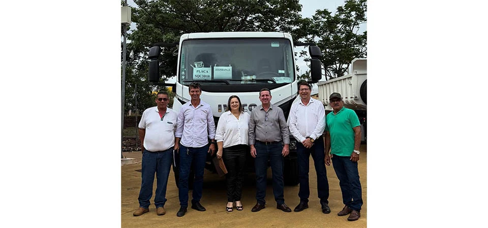 Itanhangá: Governo do estado entrega maquinas e caminhões para Prefeitura