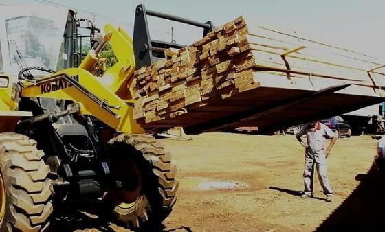 Fardo de madeira cai de carregadeira e mata menor de 17 anos