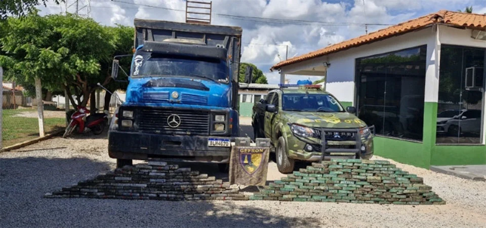 Gefron apreende mais de 200 kg de drogas em ‘fundo falso’ de caminhão