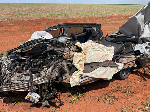 Mulher morre em batida entre carreta e Ecosport em rodovia