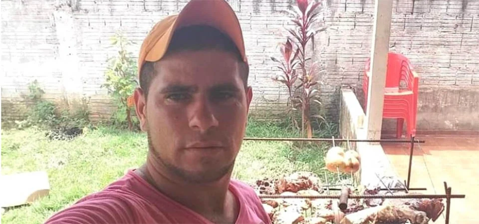 Motociclista morre após colidir contra poste que estava caído em avenida