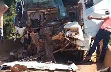 Carreta atinge traseira de outra em ponte estreita e casal morre