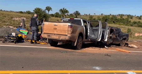 Motorista morre em colisão frontal entre picape e caminhonete