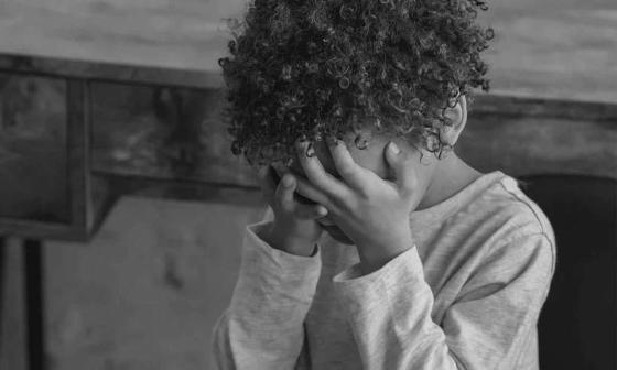 Padrasto espanca enteada de 3 anos durante o banho e é preso em flagrante