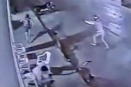 Jovem é morto a tiros na porta de barbearia. Vídeo