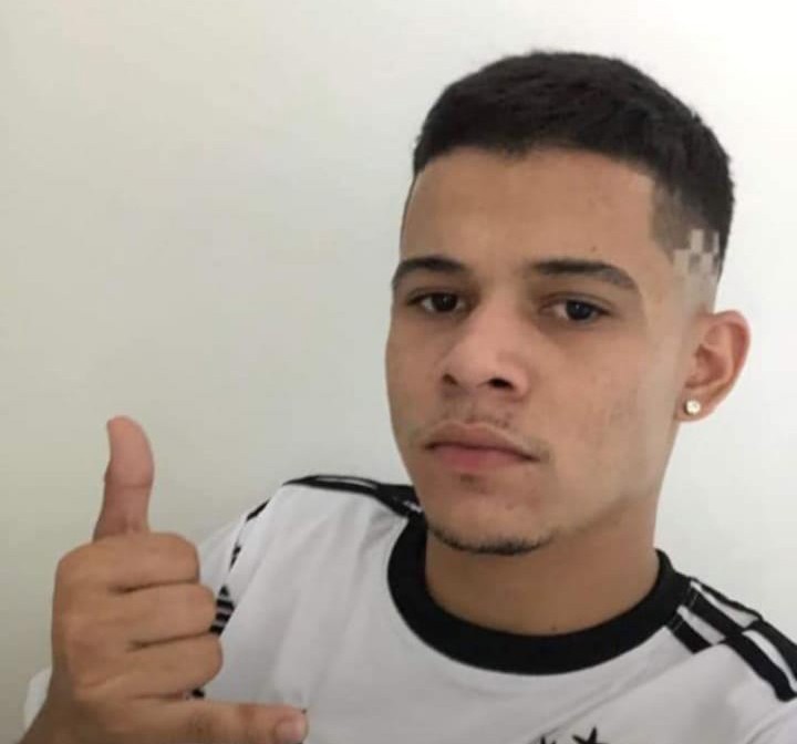 Criminosos invadem casa, rendem família e matam jovem a tiros