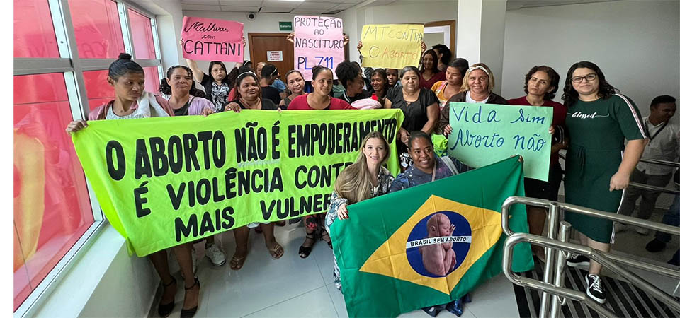 Com apoio de várias mulheres, Cattani aprova projeto que coíbe aborto em MT