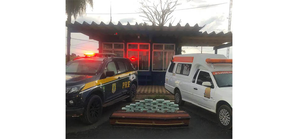 Motorista de carro funerário é preso por transportar 30 kg de cocaína na BR