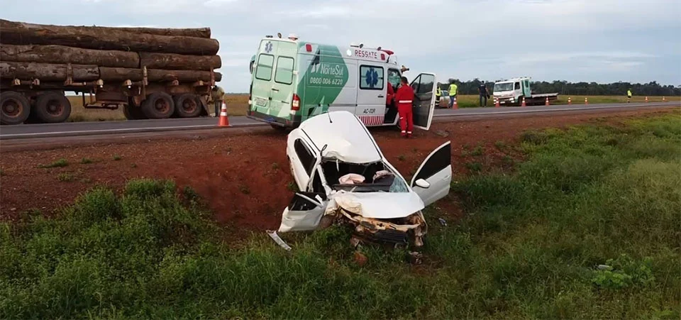 Homem m0rre após carro colidir na traseira de carreta na MT-220
