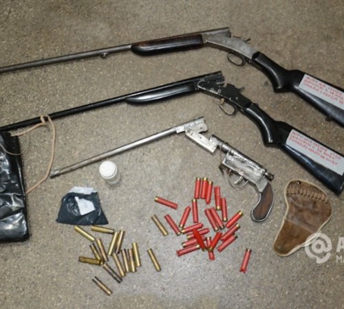 Dois são detidos por posse irregular de armas de fogo