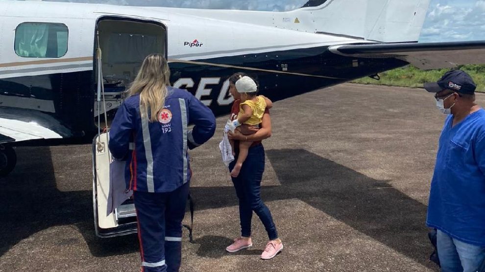 Criança é resgatada de avião após ficar com chave encravada na cabeça