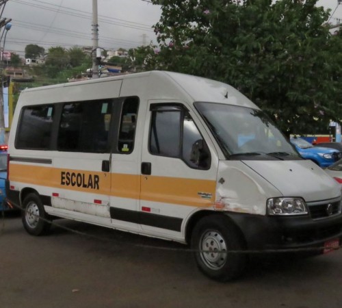 Criminosos roubam van escolar com duas crianças em Niterói, RJ