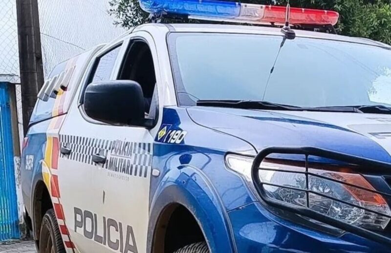 Criminosos invadem residência, rendem casal e roubam ouro, dinheiro e celulares