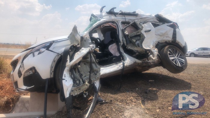 Motorista de Peugeot morre ao se envolver em colisão com carreta