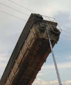 Ipiranga: Caçamba de caminhão encosta em fios de alta tensão e motorista morre