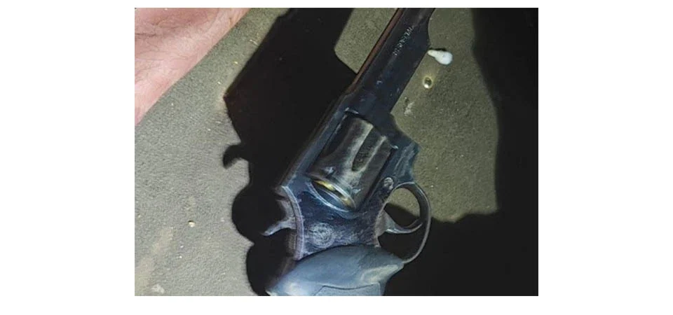 Criminoso envolvido em roubo de carro atira em policiais militares e morre baleado em confronto