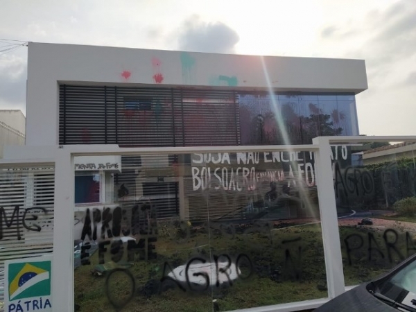Vândalos destroem sede da Aprosoja e deixam frases contra o agro