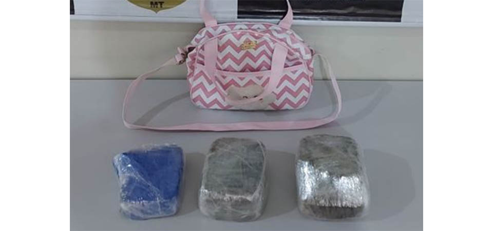 Mulher esconde cocaína na bolsa do filho