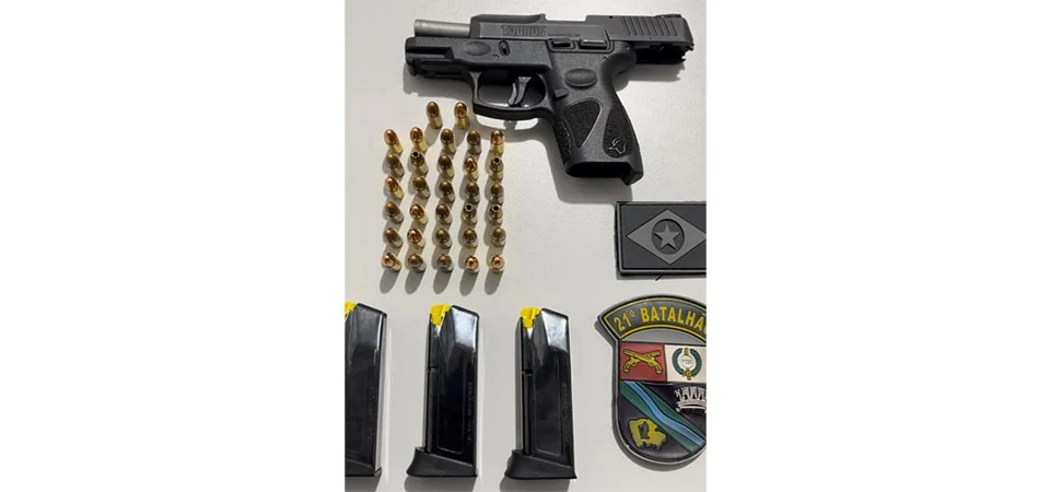 PM prende motorista de caminhonete com arma, carregadores e munições em zona rural