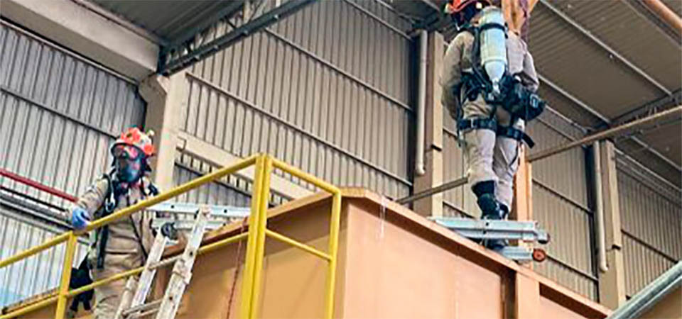 Dois trabalhadores caem em máquina de triturar e morrem