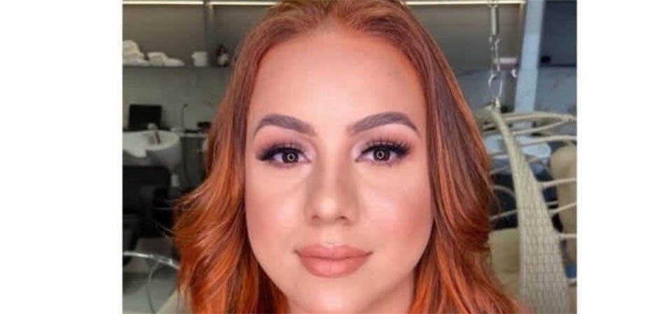 Mulher suspeita de assassinar dois homens a tiros se entrega na delegacia