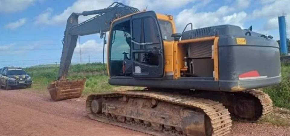 PRF recupera escavadeira furtada no Mato Grosso durante operação na BR-163