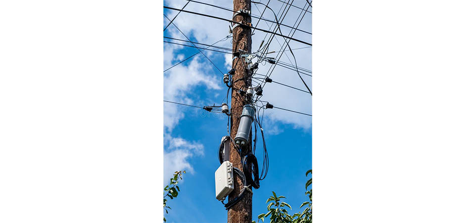 Homem morre eletrocutado ao subir em poste de fazenda