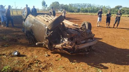 Jovem morre e outros 5 ficam feridos após carro capotar e passar por cima de cerca