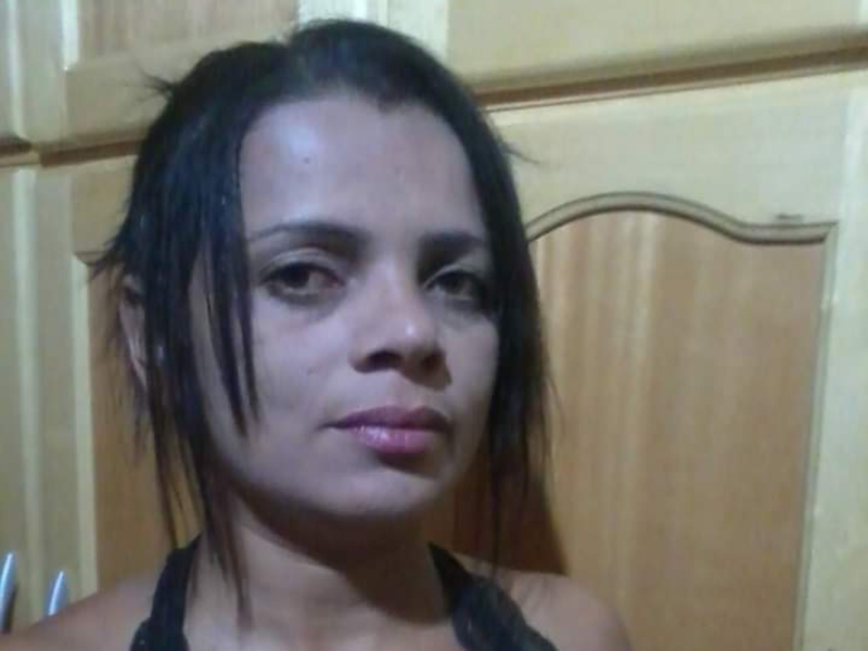 Mulher de 39 anos é assassinada a tiros em sua residência