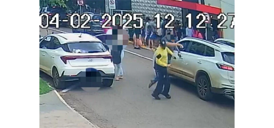 Motorista dá soco e ameaça “amarelinho” em frente de escola. Vídeo